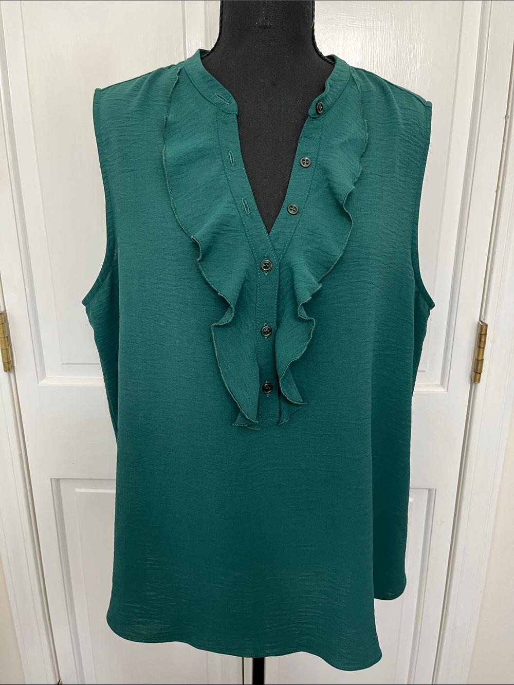 Chic Sleeveless Blouse in Deep Green NWT